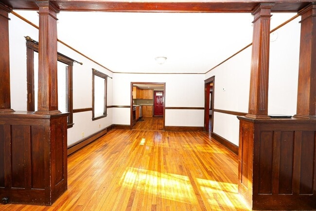 Building Photo - 65 Clifford St