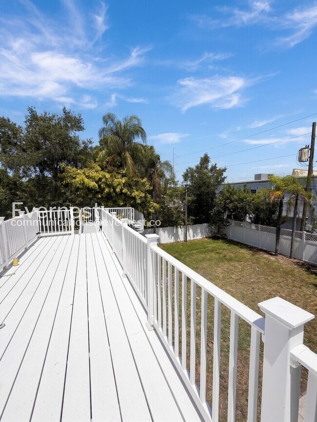 Building Photo - 4 Bed/2.5 Bath Home with Detached Garage / Available Now!