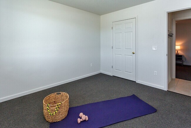 Building Photo - 3 Bedroom, Single-story Townhomes for rent in Marshalltown, IA