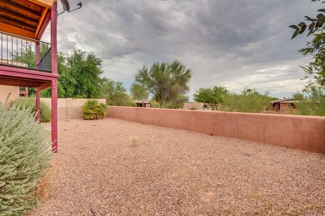 Building Photo - Charming 3 Bedroom 2 & 1/2 Bath Sante Fe H...