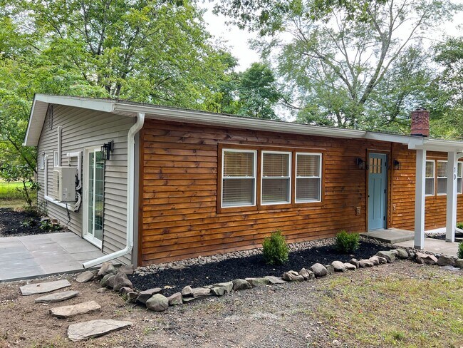 Building Photo - 10 Delson Ln