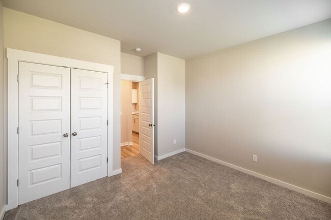 Building Photo - AVAILABLE NOW in Foxland Crossing