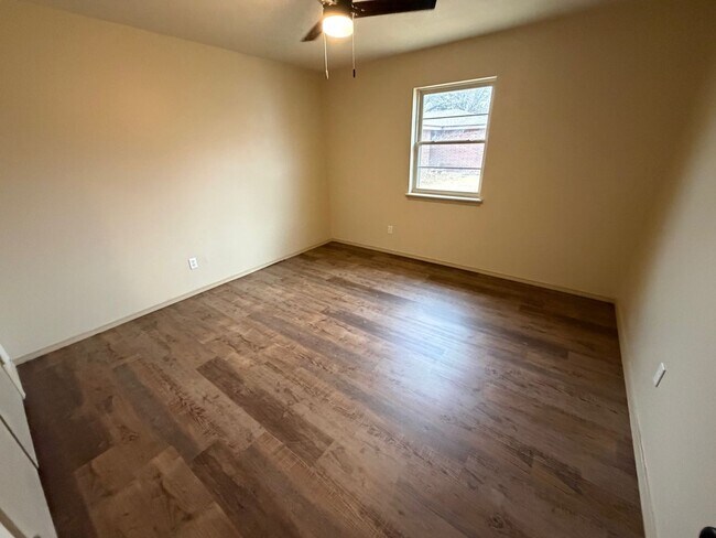 Building Photo - 3/2/2 on culdesac, close to park!