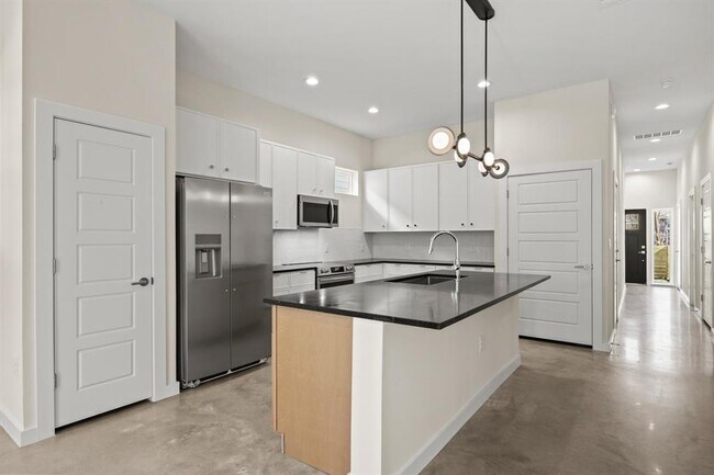 Building Photo - 4801 Sara Dr