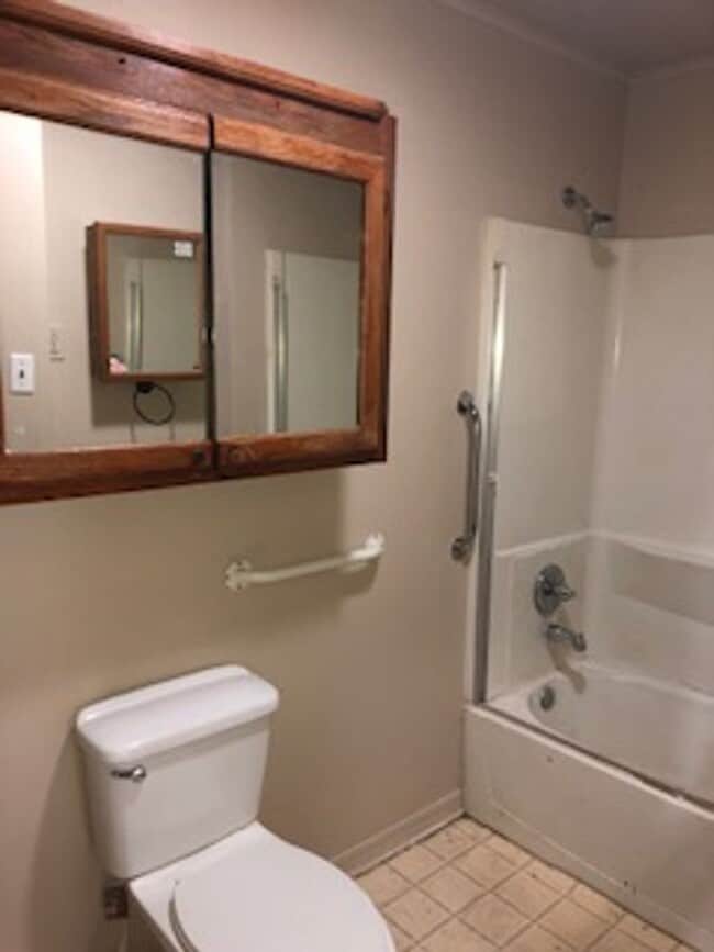 Building Photo - Three Bedroom/1 Bath Home/Spacious Rooms/E...