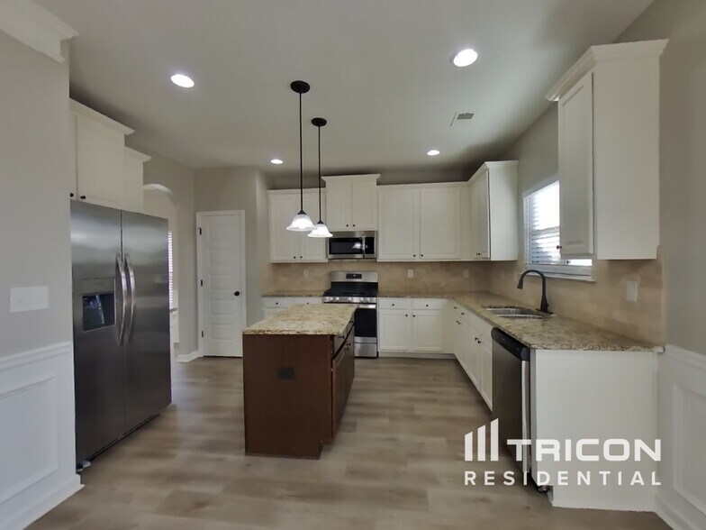 Building Photo - 409 Akers Dr
