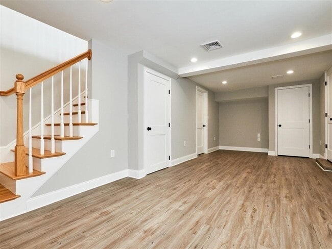 Building Photo - 168 Forest St
