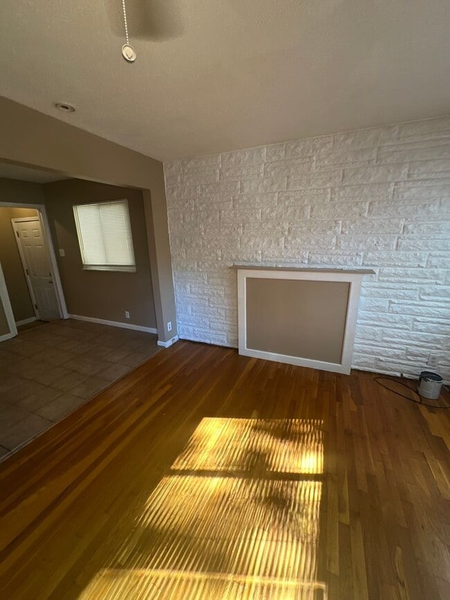 Building Photo - Great 3-bedroom w/ BONUS room in basement!...