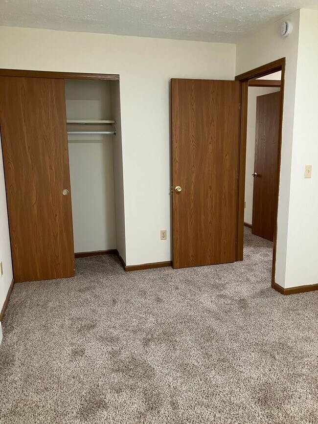 Building Photo - 2 Bedroom & 1.5 Bath Townhome with Garage ...