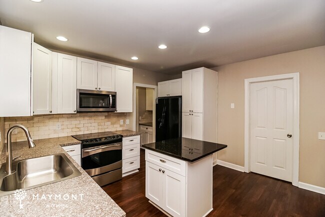 Building Photo - 15734 Glencastle St