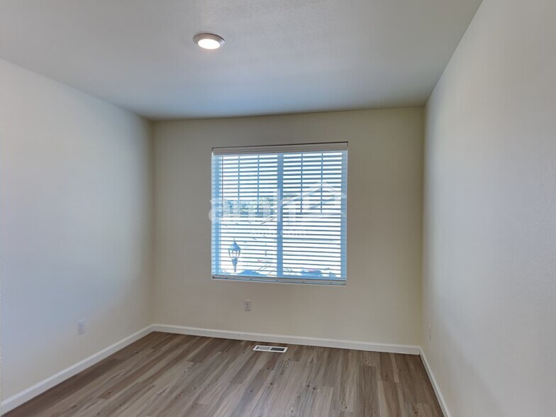 Building Photo - 1311 W 15th Ave