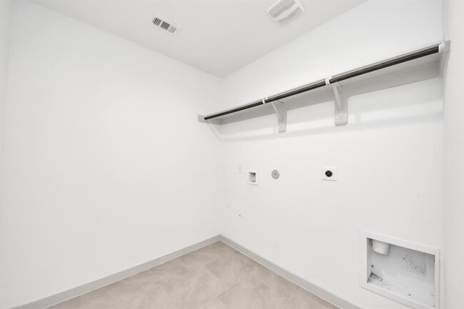 Building Photo - 7007 Fleetwood Crescent Wy