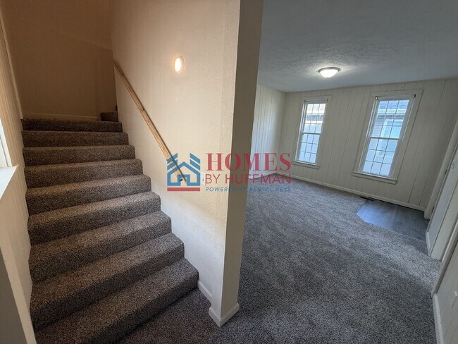 Building Photo - Three Bedroom | Updated | EHA Accepted | D...