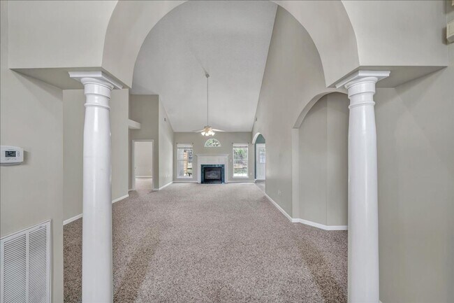 Building Photo - Country Club Living