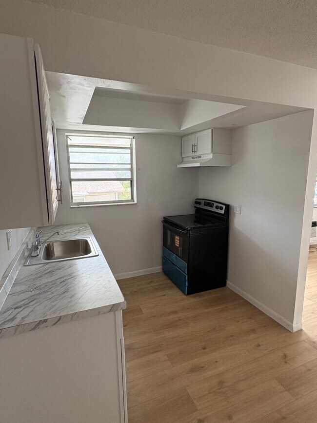 Building Photo - 1406 Barton Rd