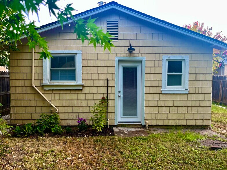 Building Photo - 844 Taber Ave