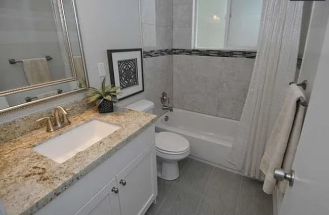 Building Photo - 4 Bedroom/ 2 Bathroom house in Midvale