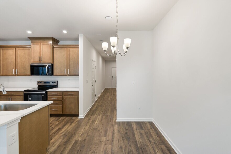 Building Photo - 5350 Bellflower Hls