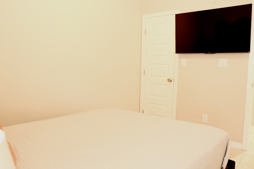 Walk-in closets! - 1510 Deer Hls