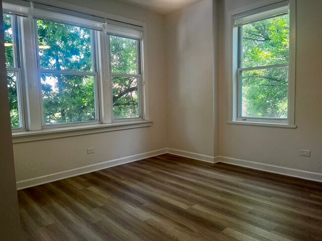 Building Photo - 5325 N Damen Ave