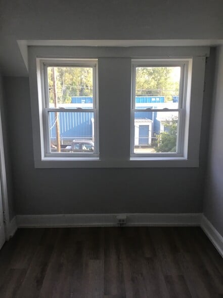 Building Photo - 1705 W 15th St