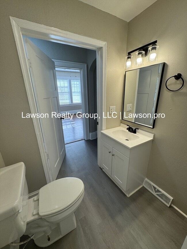 Building Photo - Updated Four Bedroom Home Close to Downtow...