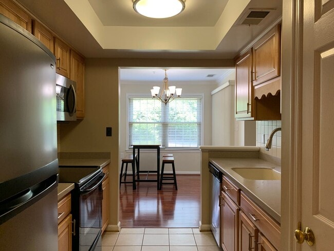 Building Photo - Spacious and Private Condo in The Oaks at Washingtonian Woods