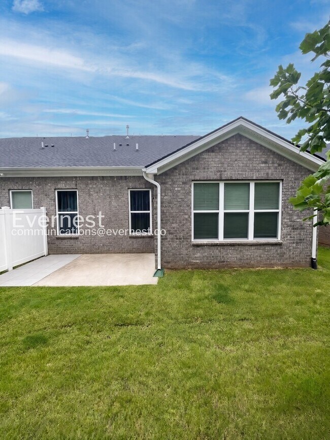 Building Photo - 3 Bed/3 Bath Townhome with Garage / Available Now!