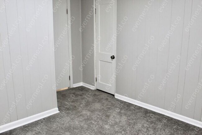 Building Photo - 3 BED & 1 BATH / PET-FRIENDLY / S8 ACCEPTED
