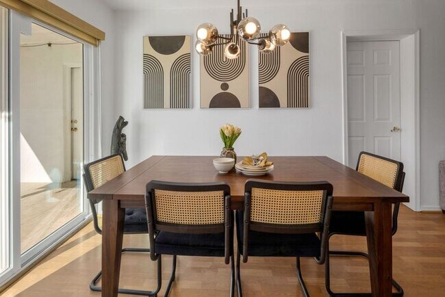 Building Photo - COMING SOON! Fully Furnished 3 Bedroom 3 Bathroom Home in Old Town Scottsdale
