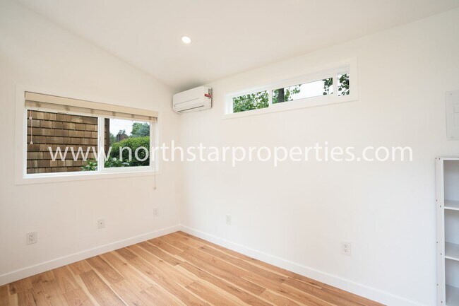 Building Photo - Impeccable Multnomah Village Bungalow