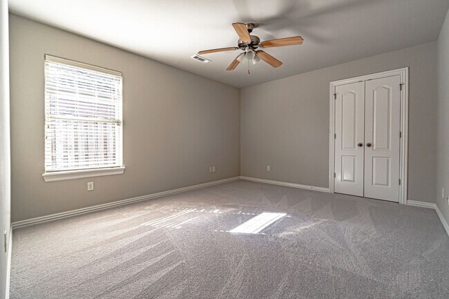 Building Photo - Centerton Family Home!