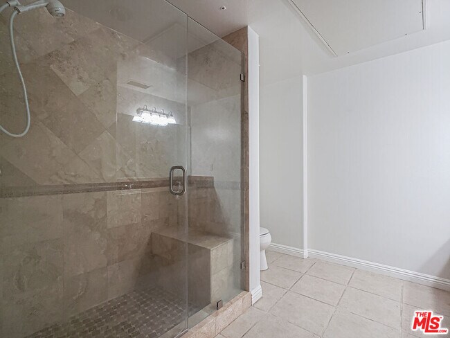 Building Photo - 1042 S Kingsley Dr