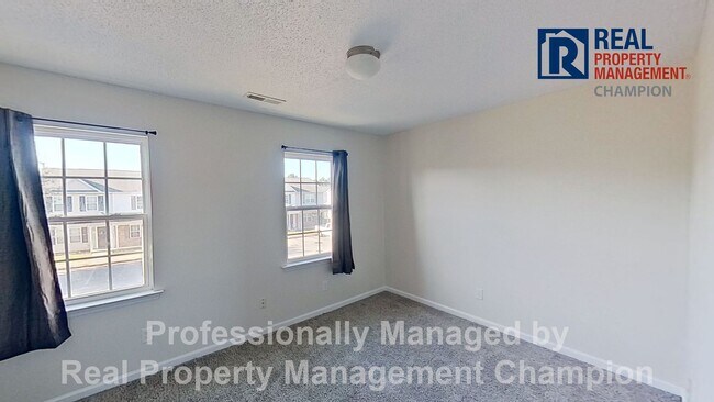 Building Photo - Super cute 2 BD/2.5 BA Townhome with Screened Porch