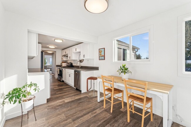 Building Photo - Waterfront Living!