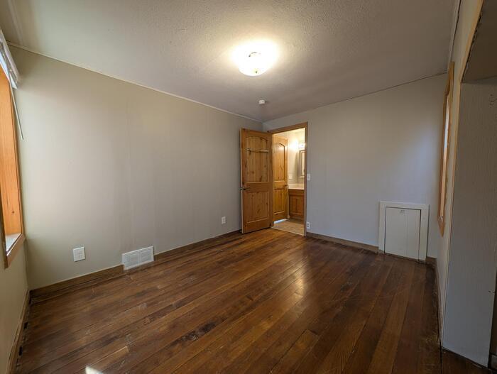 Building Photo - 140 Park St E