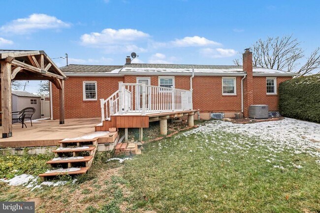 Building Photo - 8 Midland Ct