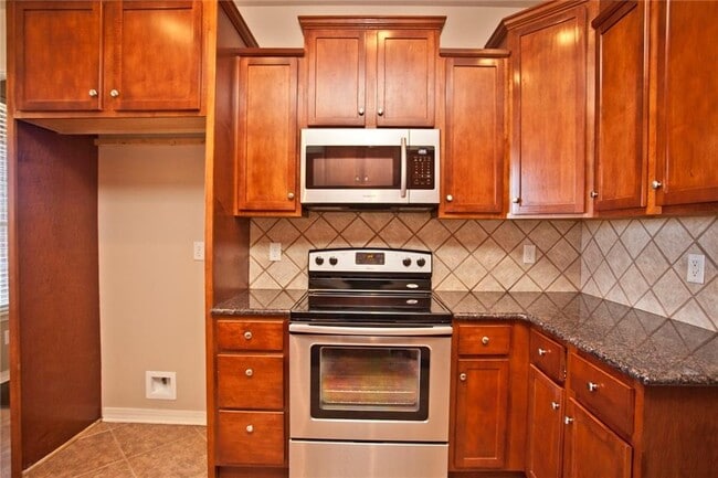 Building Photo - 3004 SW Camden Dr