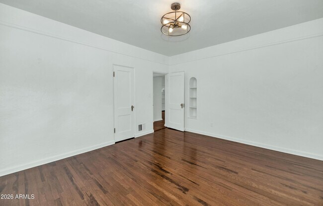 Building Photo - 114 W Windsor Ave