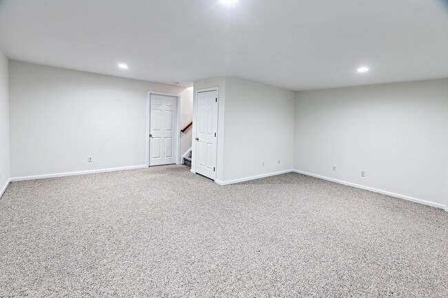 Building Photo - Exceptionally Nice 3 BR 2.5 BA Townhome in River Walk