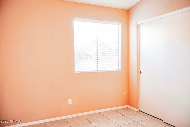 Building Photo - 3052 E Siesta Ln