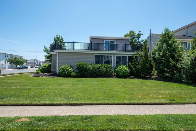 Building Photo - 3201 Bayland Dr