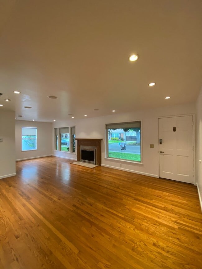 Building Photo - Long Beach: 4 bedroom 3 bath with Spacious...