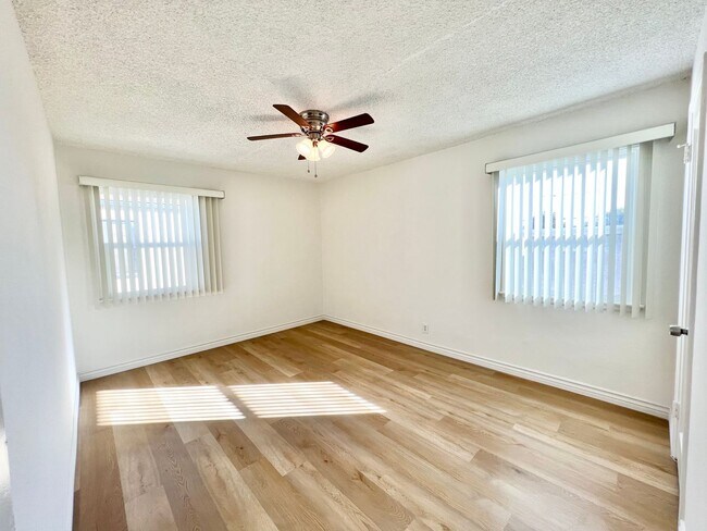 Building Photo - Bright Upstairs End-Unit 1 Bed / 1 Bath with Garage Options in Quiet Bixby Knolls Community