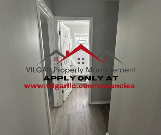 Building Photo - Step into this freshly updated 3 bed, 1 ba...