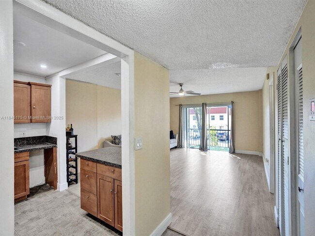Building Photo - 4152 Inverrary Dr
