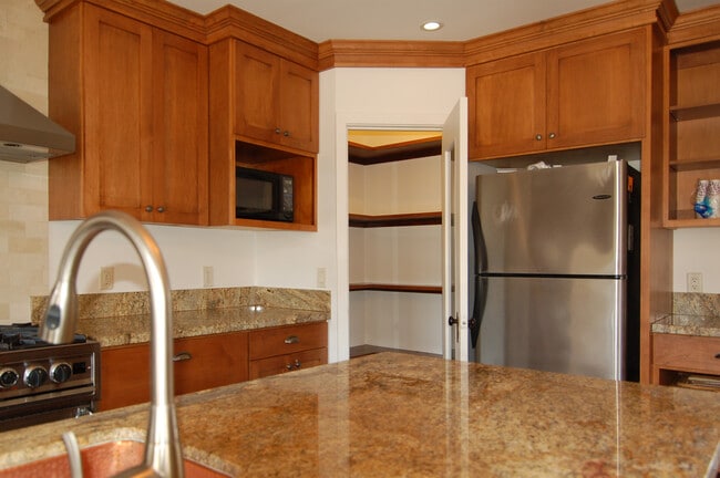 Building Photo - 3032 Glenhurst Ave