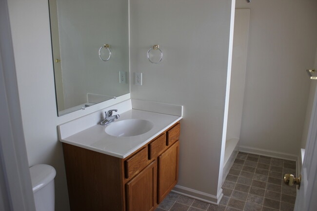 Building Photo - 3 Bedroom, 2.5 Bathroom Duplex for Rent with unfinished walkout basement