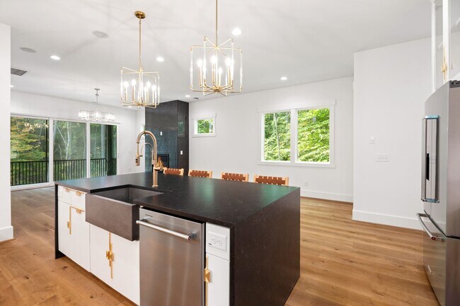 Building Photo - Modern 5-bedroom, 5-bathroom home in Durham