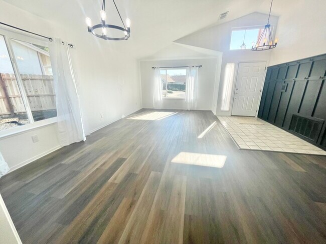 Building Photo - Stunning newly remodeled 3 bedroom 2 bathroom home!